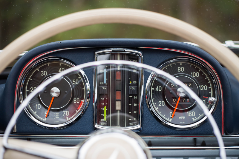 Illustration for article titled The Mercedes-AMG GT C Roadster And Mercedes-Benz 300SL Roadster Both Hail From A Golden Age